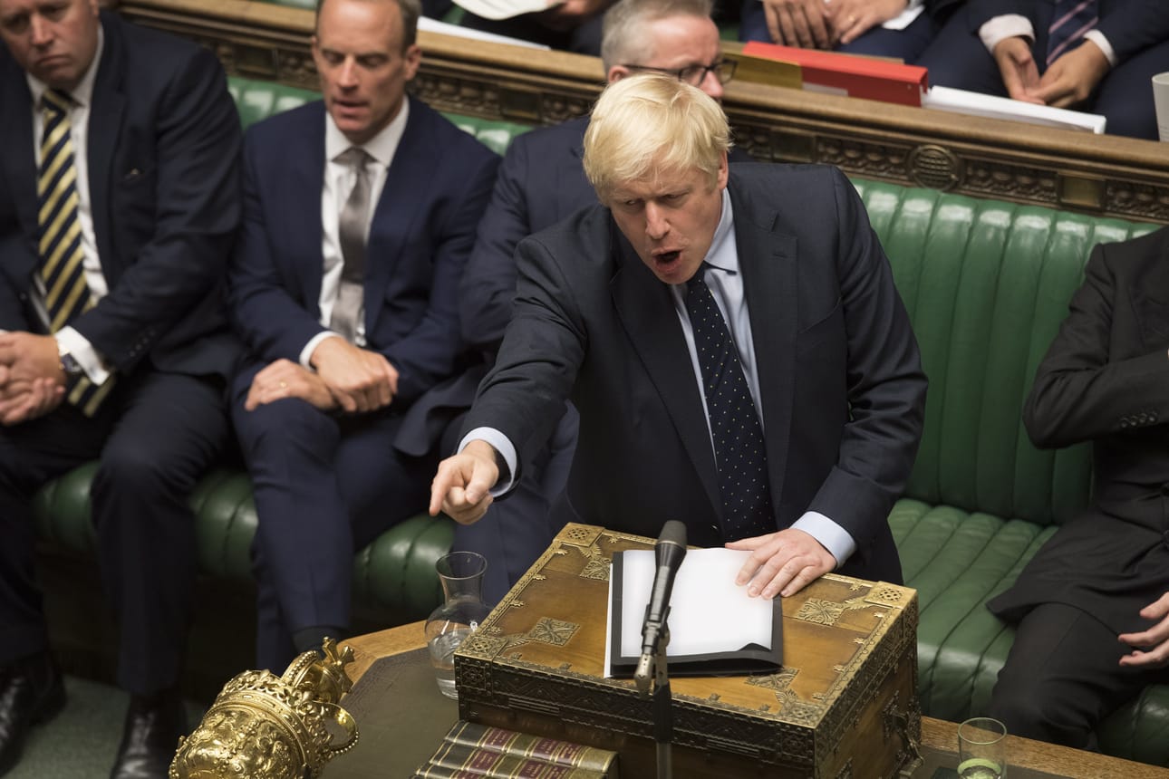 Pääministeri Boris Johnson koki tiistai-iltana tappion, kun parlamentti nousi lakiesityksellään vastaan hänen suunnitelmaansa viedä brexit läpi lokakuun loppuun mennessä.