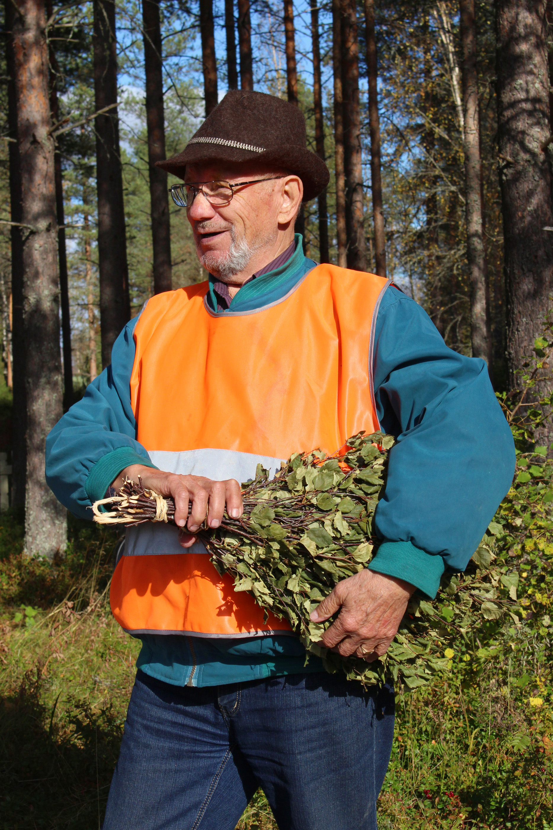 Alavieskalainen Veijo Hämeenkorpi kauppasi Oulujärveltä keräämistään rauduskoivuista sitomiaan saunavastoja. Hän vakuutti, että hyvin tehdyllä vastalla saunoo ainakin kuusi kertaa.