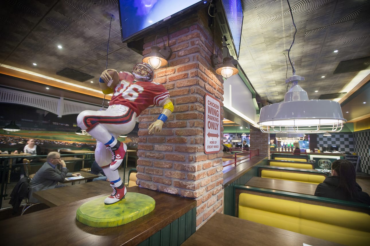 Ravintola-alaa kurittava taantuma ei pelota Oulun keskustaan viikonloppuna noin tuhannen paikan ravintolakokonaisuutta avaavaa Restamaxia. Perjantaina avataan yökerho Ilona ja jenkkiravintola Sticky Wingers.