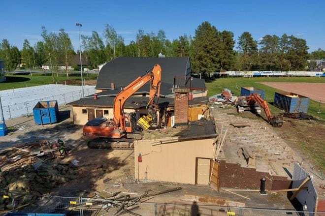 Alajärven Kitron stadionilla komeillut vanha pesiskatsomo on nyt historiaa. Kauhan alle se jäi maanantaina 1. kesäkuuta. Viimeksi katsomo palveli ravintolana pesisotteluiden aikana. Katsomon kohtalo herätti tunteikasta keskustelua. KUVA: SARI HEINILÄ