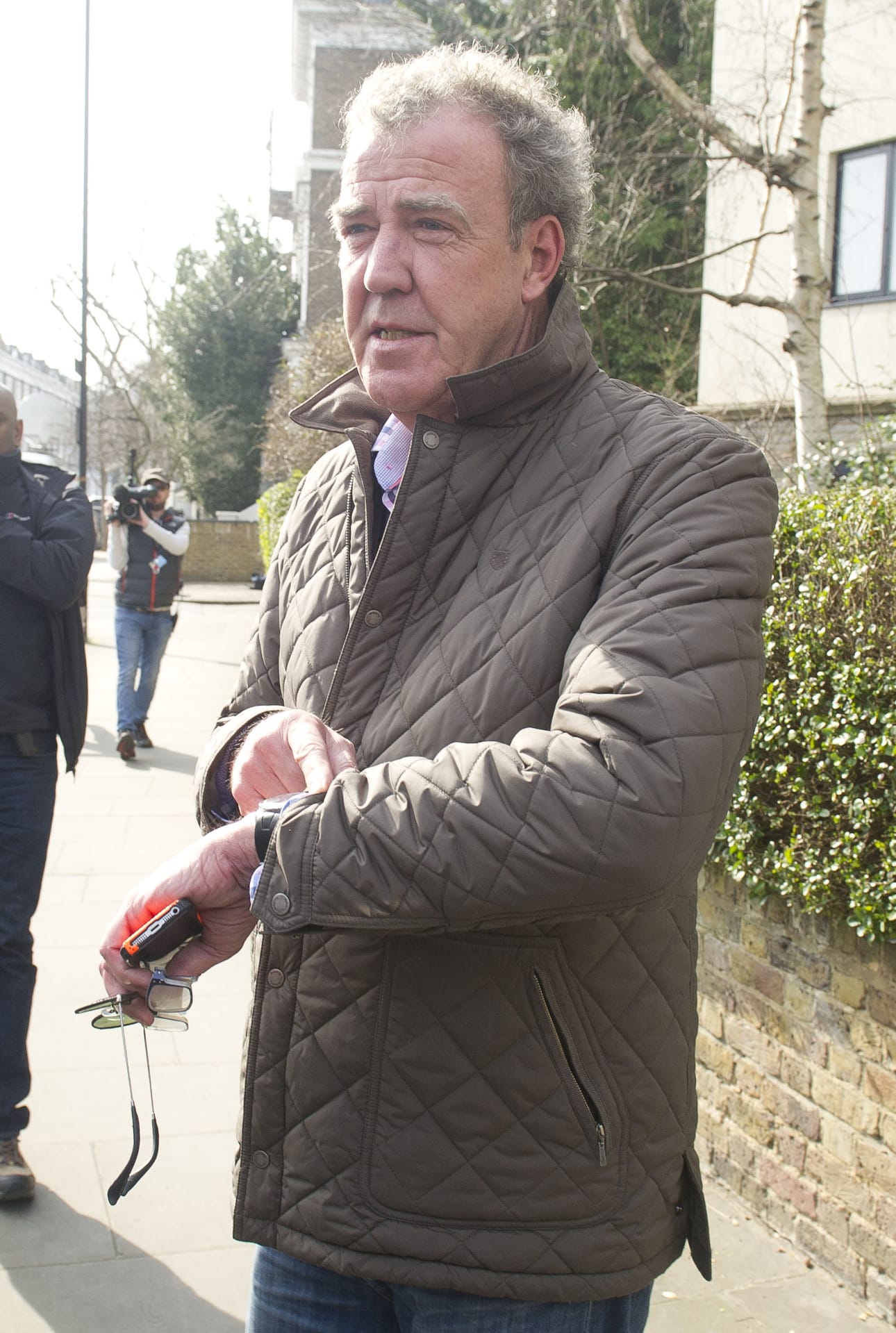 Top Gearin kiistellyn juontajan Jeremy Clarksonin uumoillaan saavan potkut.