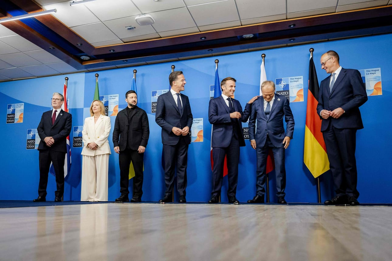 Kuvassa kokoukseen osallistuneet Keir Starmer, Giorgia Meloni, Volodymyr Zelenskyi, Mark Rutte, Emmanuel Macron, Donald Tusk ja Friedrich Merz. LEHTIKUVA/AFP