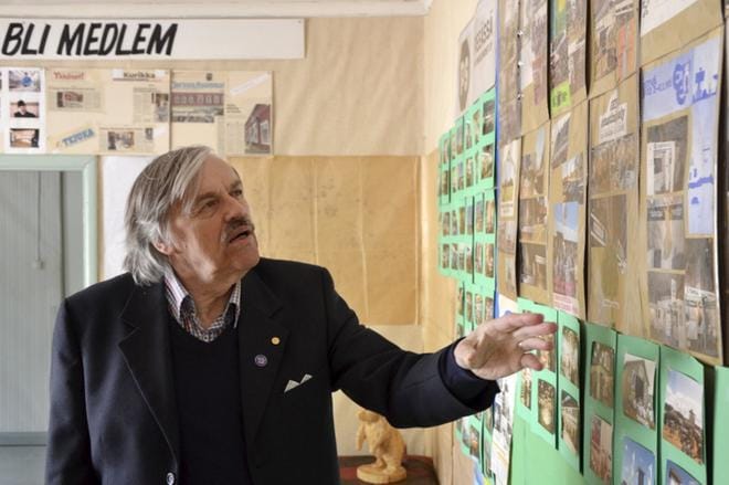 Pertti Salo osti naapuristaan Jurvantieltä vanhan punaisen puutalon. Sinne hän on vienyt valokuvia elämänsä varrelta. Hän on ollut esimerkiksi SOK:n näyttelysuunnittelijana. KUVAT: AARON ANTTILA