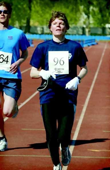 Kadonneen kunnon metsästäjä. Vielä muutama metri ja Anja Saarisesta tulee 14. Oulu-maratonin naisten sarjan voittaja.