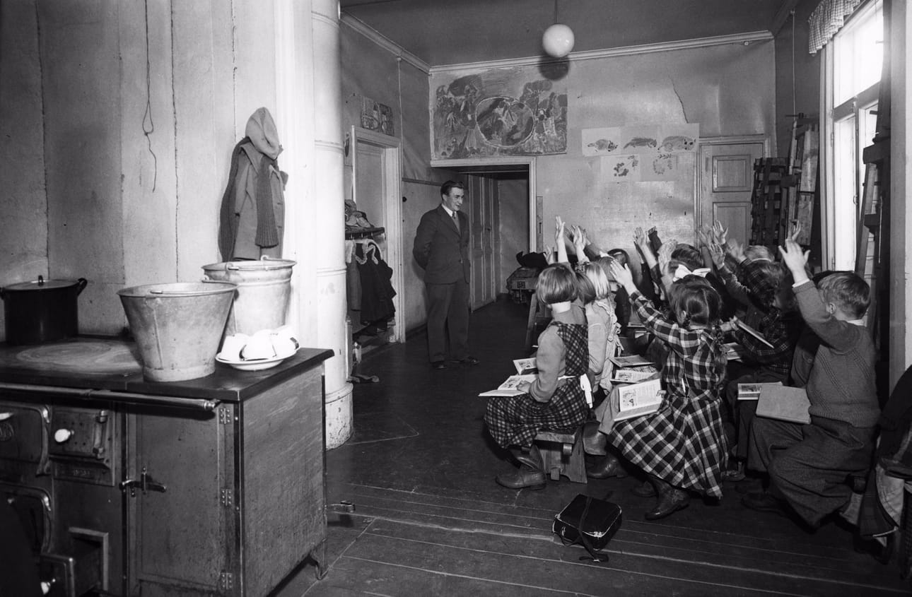 Kuva ei liity Alajärveen, mutta 1950-luvun koulumaailmaan kylläkin. Kirjoittaja haikailee sen ajan koulupäiväkirjojen perään. Tiedätkö sinä niistä mitään?