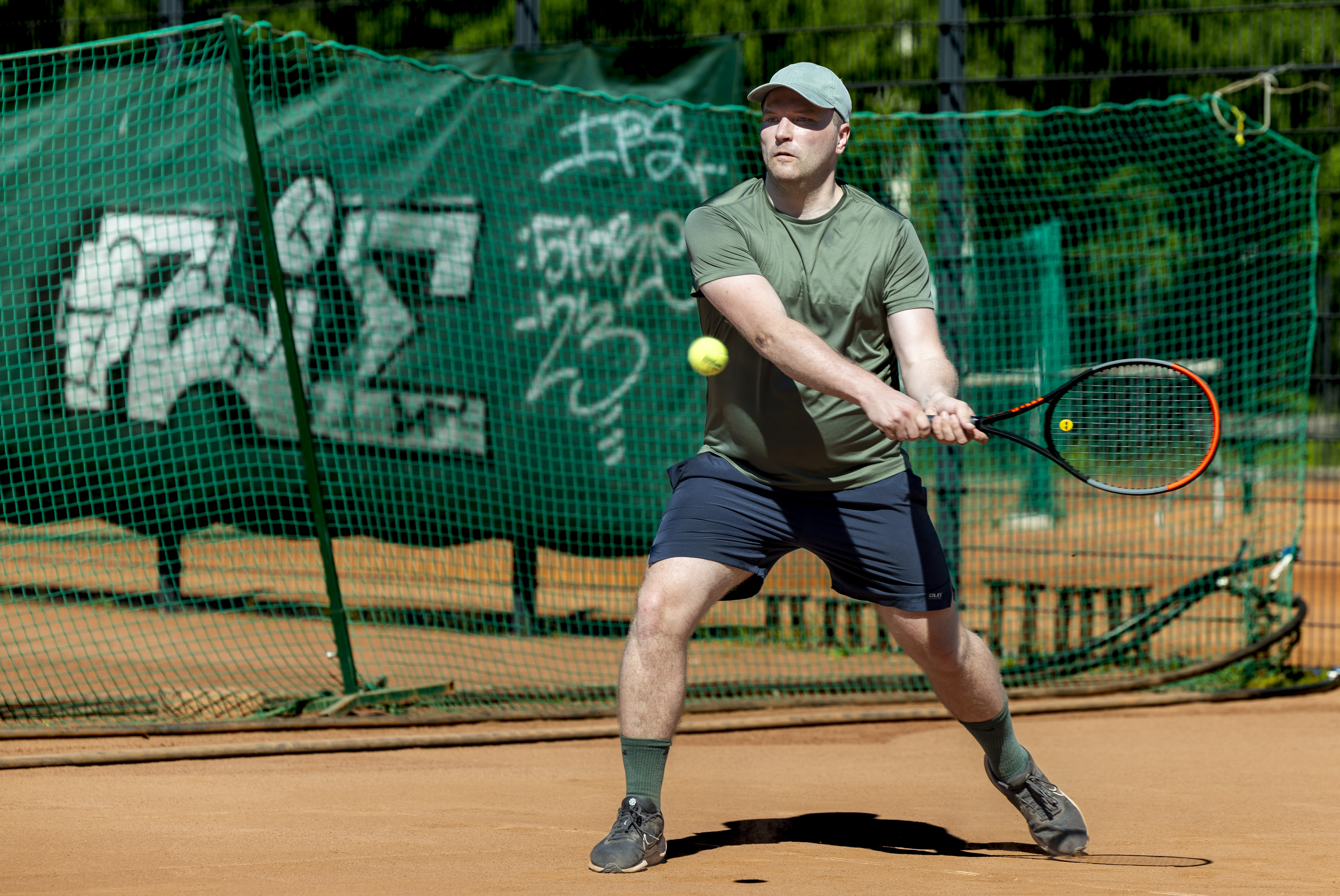 Tennis käy työstä helteestä – Korkeasaaren massakentillä ei ole ruuhkaa iltapäiväauringossa
