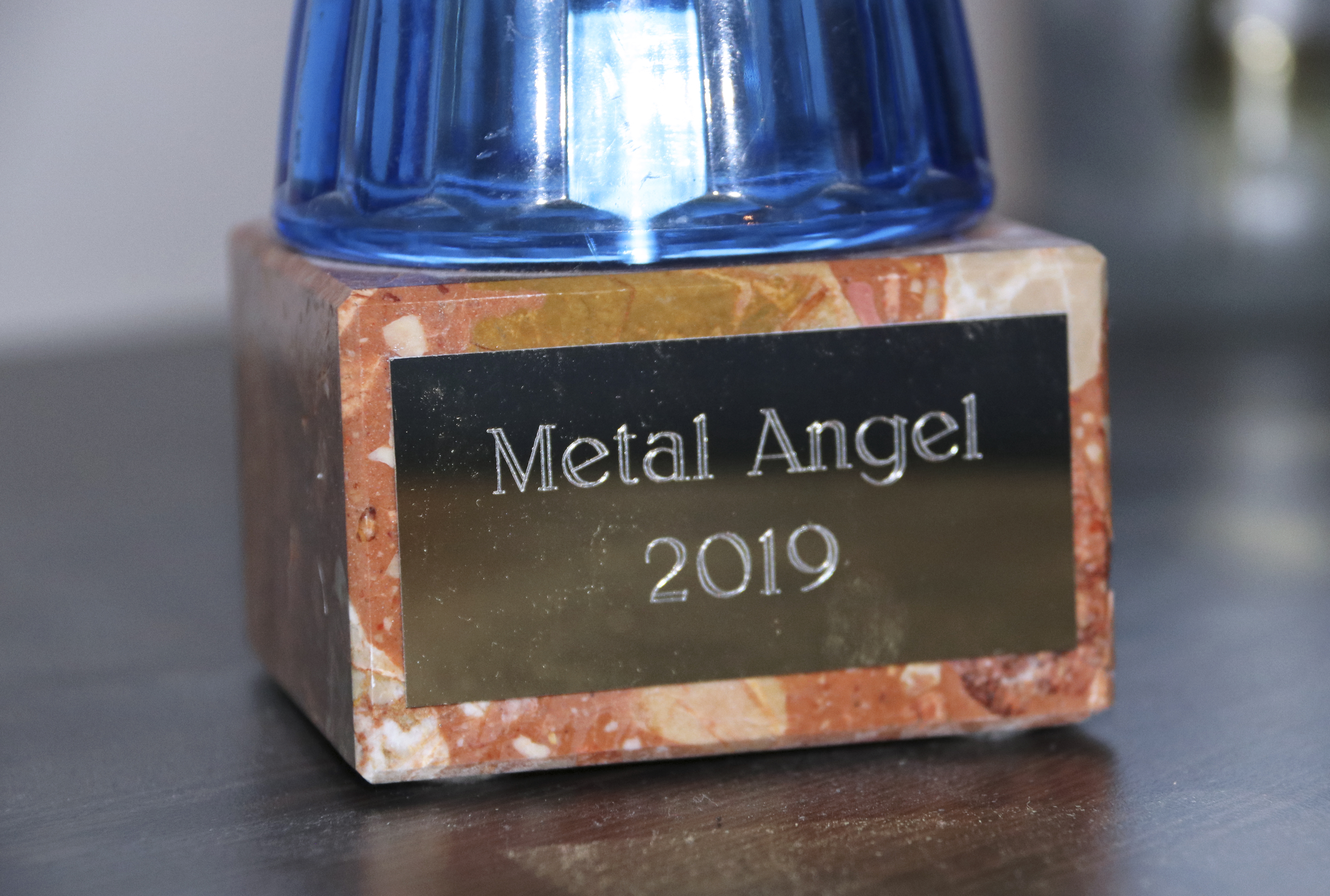 Metal Angel -voittaja sai myös näyttävän pokaalin.