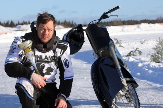 Mats Järf kuittasi jääspeedwayn SM-kullan Kauhajoella. Kuva Vesa Rauhala