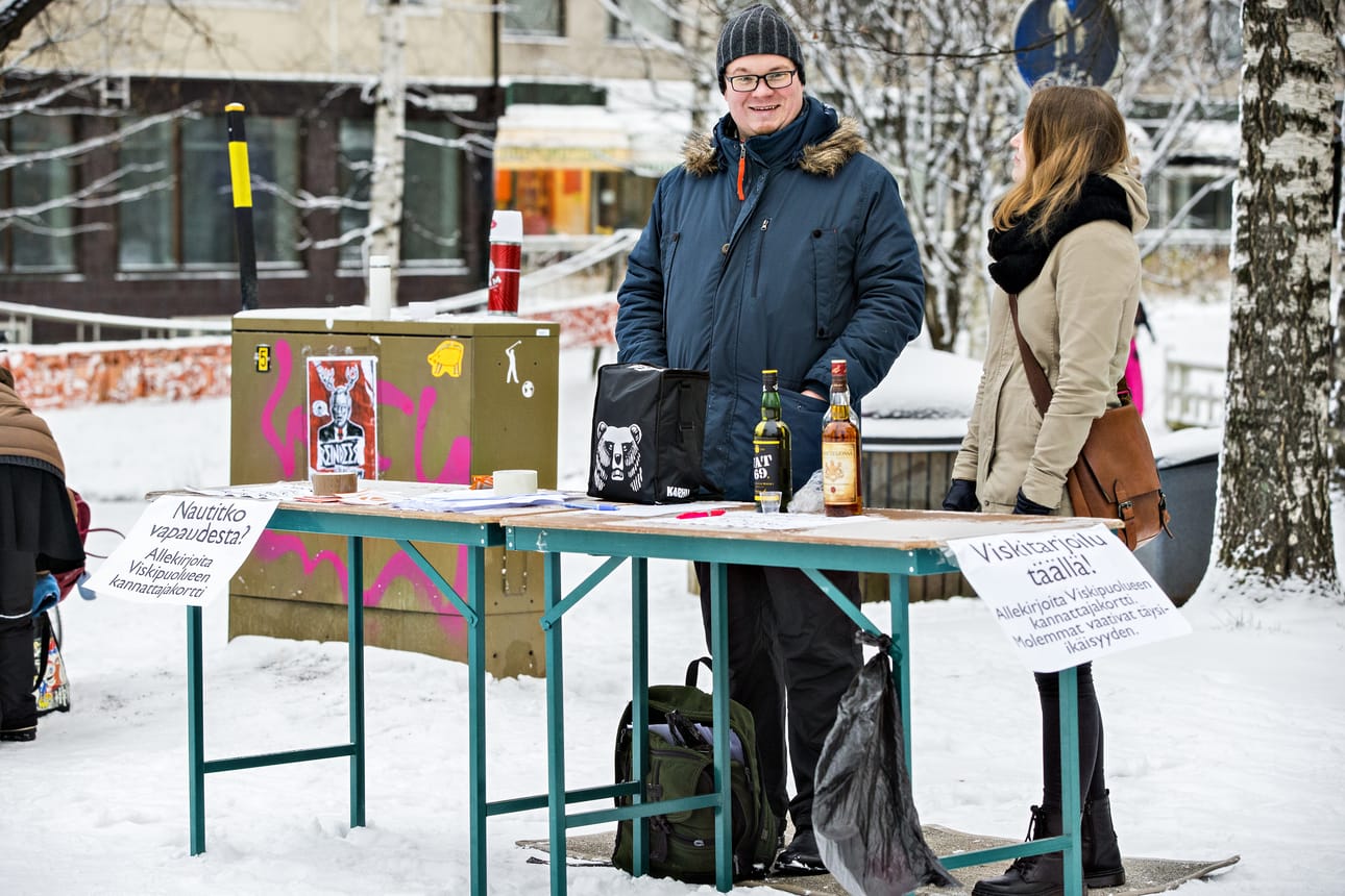 Viskipuolueen Aki Kivirinta tarjosi oululaisille ilmaiset viskihömpsyt. Mukana avustamassa oli Ella Vuoti.