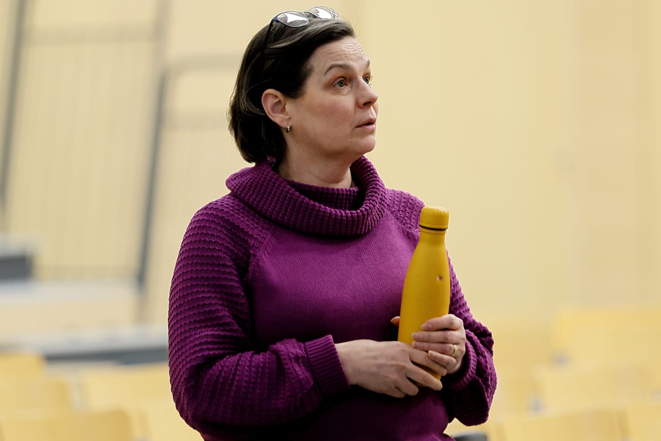 Gasgridin kehityspäällikkö Suvi Veräjänmaa keskusteli osallistujien kanssa tilaisuuden jälkeen.