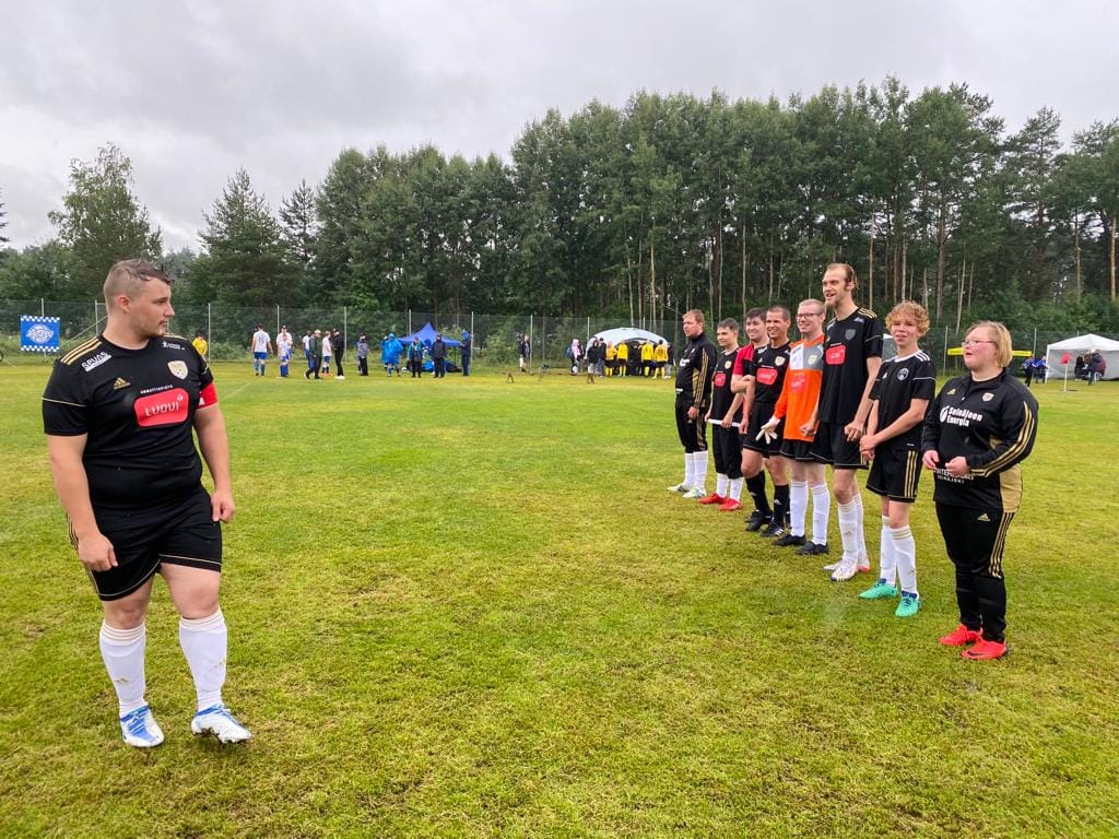 Soveltavan jalkapallon ryhmä SJK-Tiikerit tarjoaa monipuolista toimintaa. Toimintakykynsä mukaan pelaaja voi osallistua harjoitusten lisäksi myös turnauksiin. Kuva Kokkola Cupista.