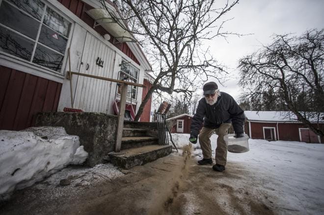 Tietokirjailija Raimo O. Kojo on käynyt läpi kaikki Suomen kunnat. Lapsena hän oli evakossa Ruotsissa. Laatokan Karjalasta lähtöisin oleva Kojo tavoittelee mielenrauhaa Turengissa, jossa asuu 100-vuotiaassa talossa.