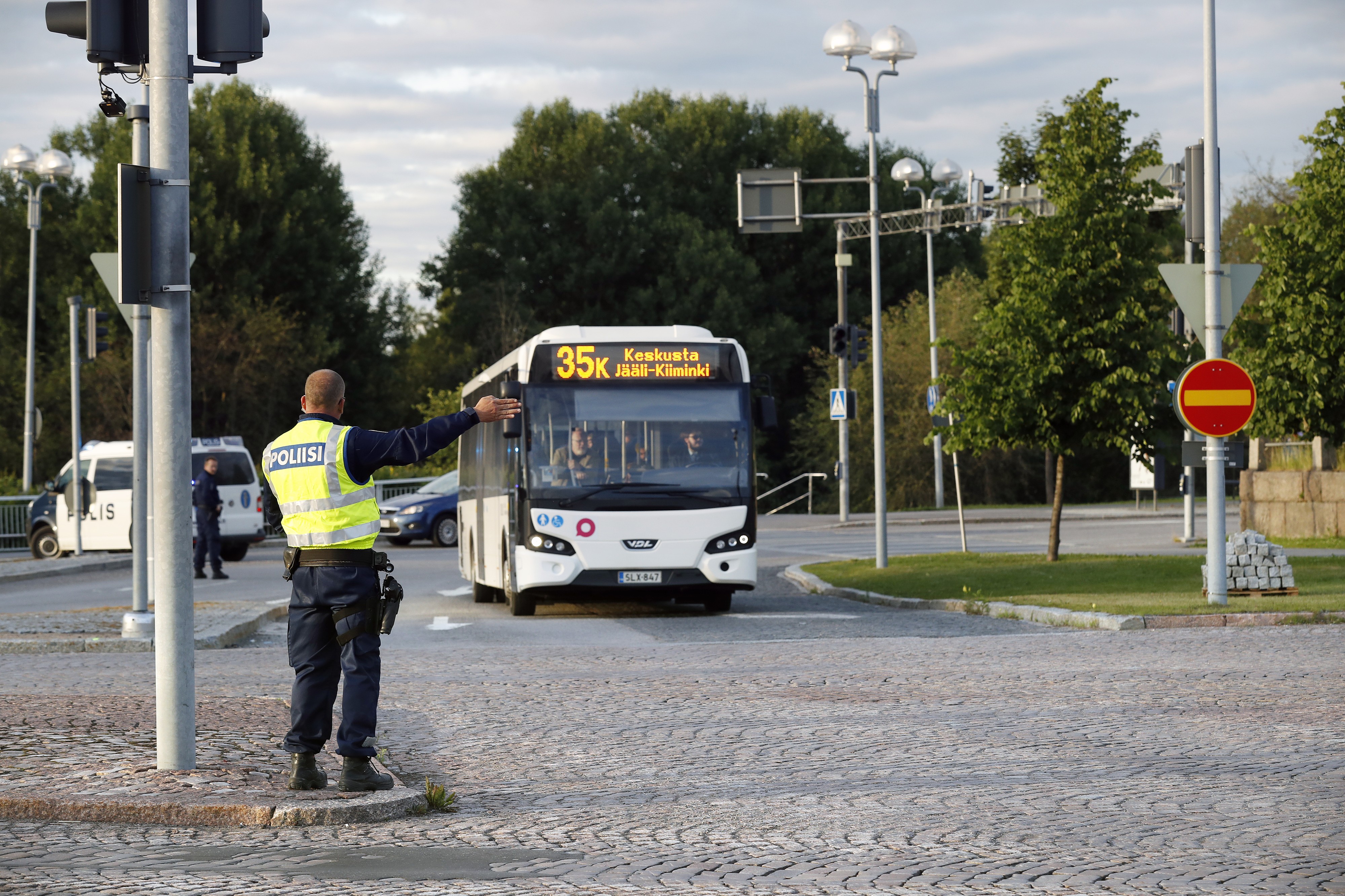 Poliisi ohjaa liikennettä Merikosken silloilla.