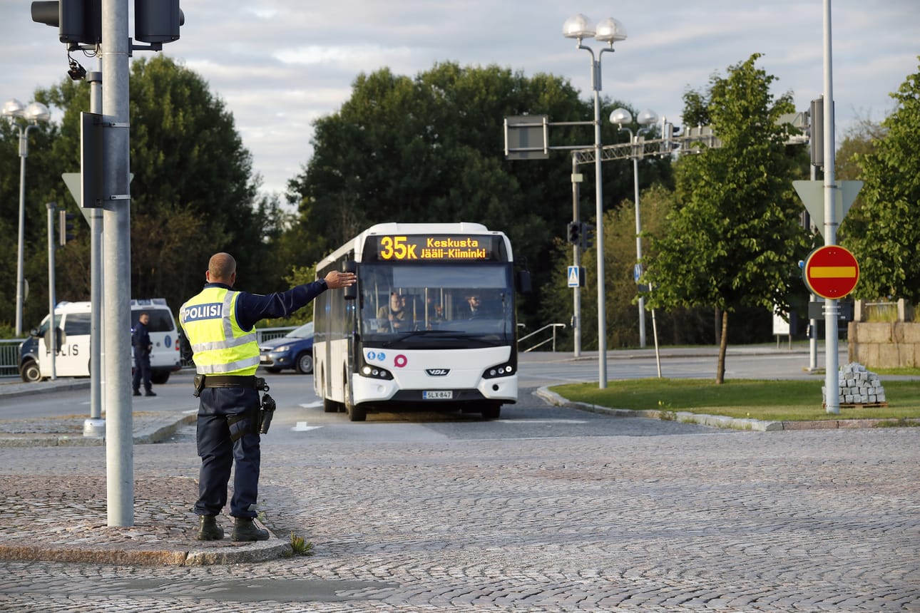 Poliisi ohjaa liikennettä Merikosken silloilla.