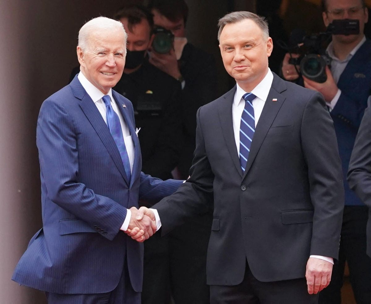 Joe Biden (vas.) tapasi aiemmin lauantaina Varsovassa Puolan presidentin Andrzej Dudan (oik.). LEHTIKUVA/AFP