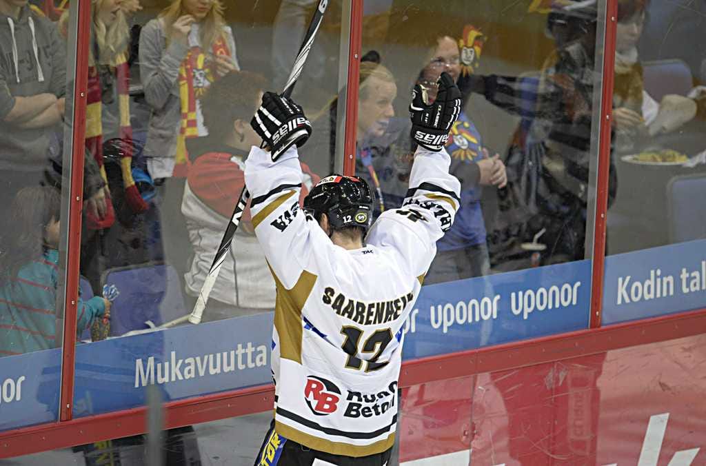 Kärppien Pekka Saarenheimo teki kauden ensimmäisen maalinsa toisessa erässä.