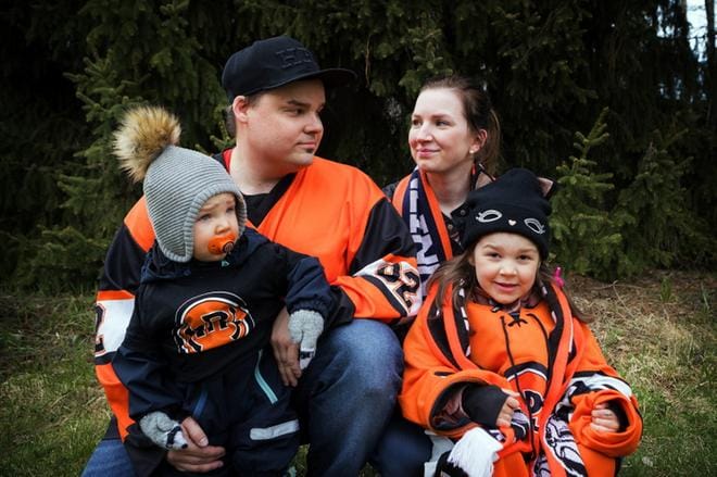 Petri Laitamäki kosi avopuolisoaan Jessica Harvialaa HPK:n voitettua mestaruuden. Myös lapset Peetu ja Iina Laitamäki on valjastettu kannustamaan suosikkijoukkue HPK:ta. KUVAT: JARNO PELLINEN