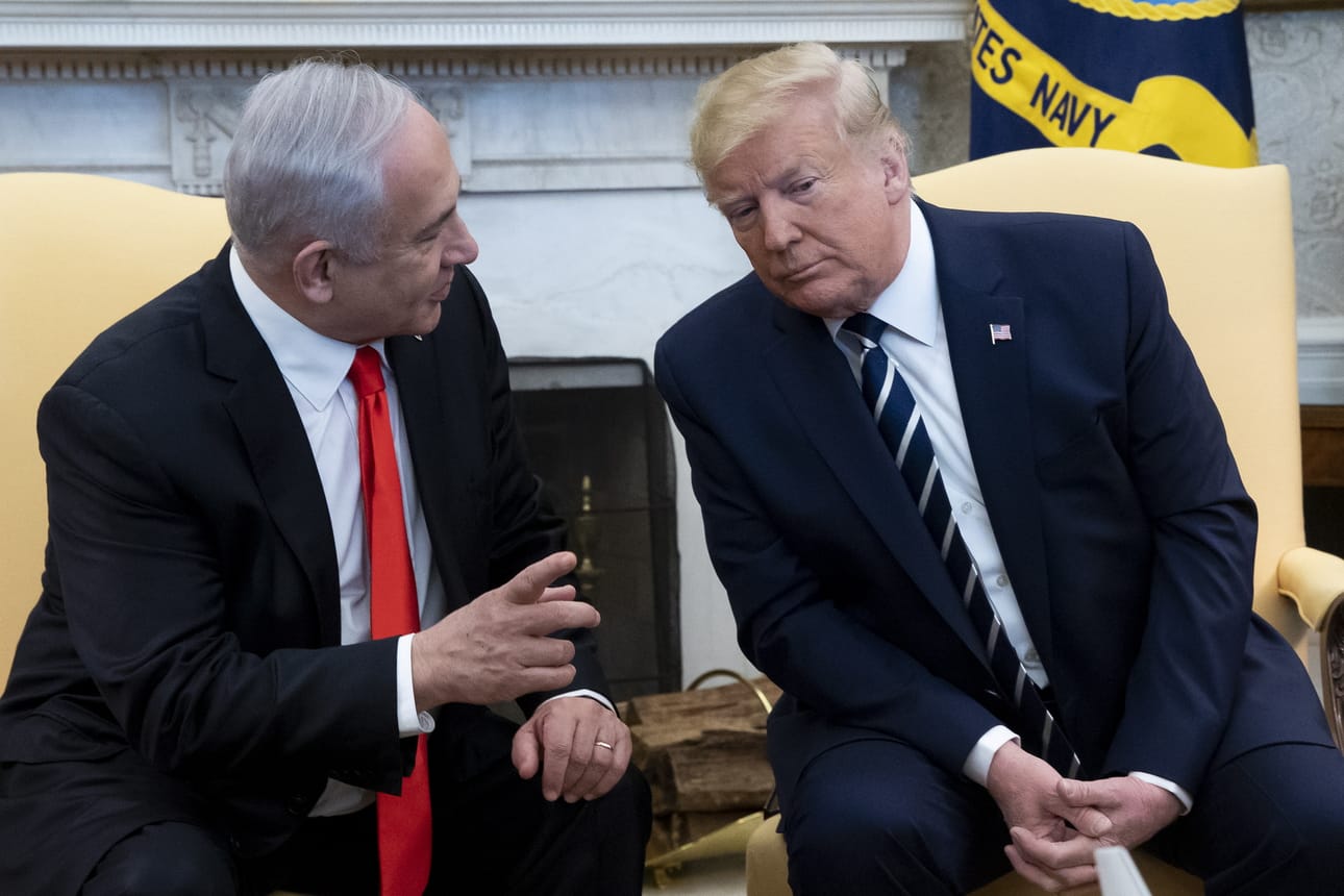 Yhdysvaltojen presidentti Donald Trump (oik.) julkisti rauhansuunnitelmansa yhdessä Israelin pääministeri Benjamin Netanjahun (vas.) kanssa.