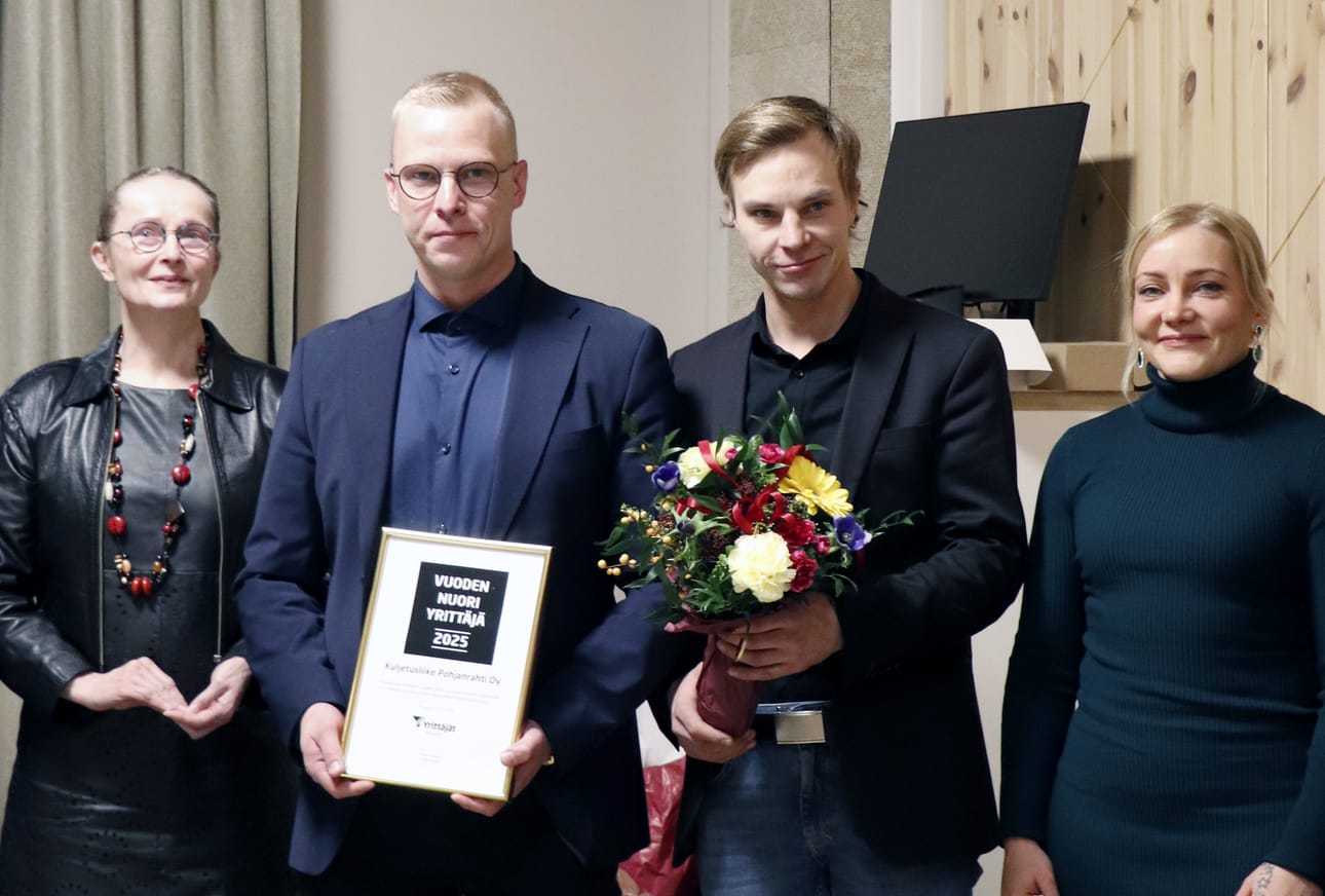 Pohjanrahti Oy:n Erkki (toinen vasemmalta) ja Mikko Lauhikari saivat Pudasjärven vuoden nuori yrittäjä -tunnustuksen Pudasjärven Yrittäjien syyskokouksessa perjantaina 21. päivä marraskuuta.