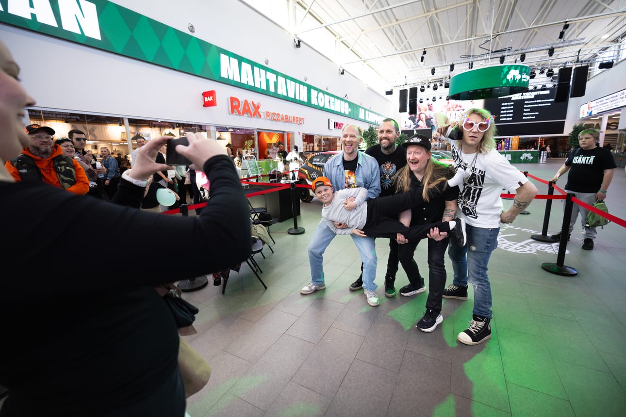 Elias Vaattovaara nostettiin Duudsoneiden syliin poikittain. Jukka Hildén nappasi lapsen kengän korvalleen. Kumma juttu, että kukaan ei vastannut kenkäpuheluun.