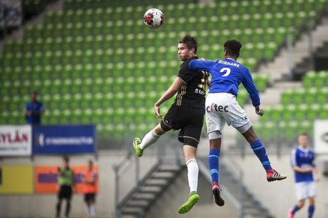 Vaasan IFK:n Merhawi Birhane ja SJK/2:n Joonas Lepistö taistelivat pallosta viime kaudella Kakkosen ottelussa Vaasassa. Kuva Jarno Pellinen