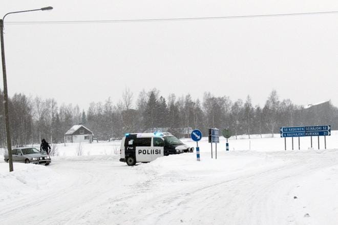 Kuva Kauhajoelta Kantatie 67:n ja Tokerotien risteyksestä. Poliisi opastamassa autoilijaa, joka on kääntymässä kantatieltä Tokerotielle. Tokerotie oli suljettu joten autoilija joutui valitsemaan toisen reitin. KUVA: JORMA HAVULA