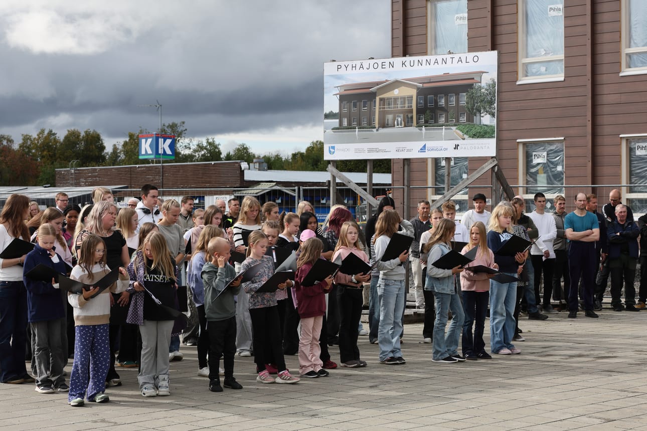 Pyhäjokisista koululaisista koostettu kuoro esiintyi kunnantalon harjannostajaisissa useampaan otteeseen.