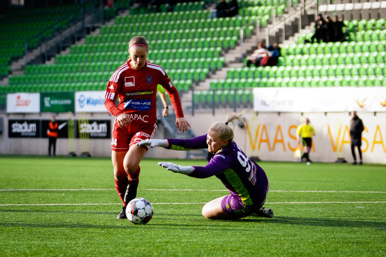 FC Sportin nuoren Tilda Råttsin ensimmäinen maali ykkösessä syntyi VIFK:n kokeneen Karoliina Muurimäen taakse.