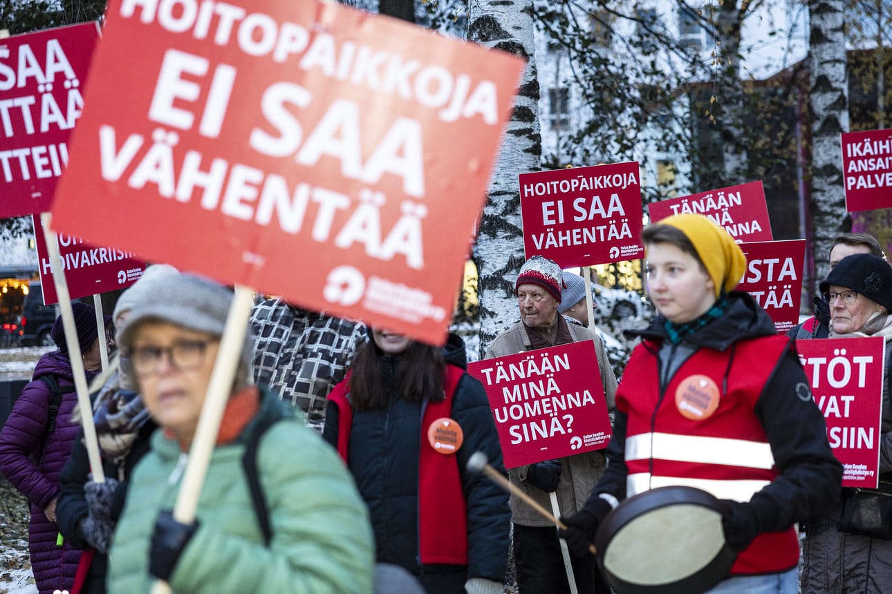 Mielenilmauksella vastustettiin Pohteen suunnittelemia leikkauksia ikäihmisten ympärivuorokautiseen hoivaan.