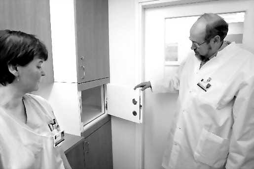 Eristetty ilmatila. Infektio-hoitaja Kirsi Lämsän ja infektiolääkäri Pekka Kujala esittelevät eristystiloja.