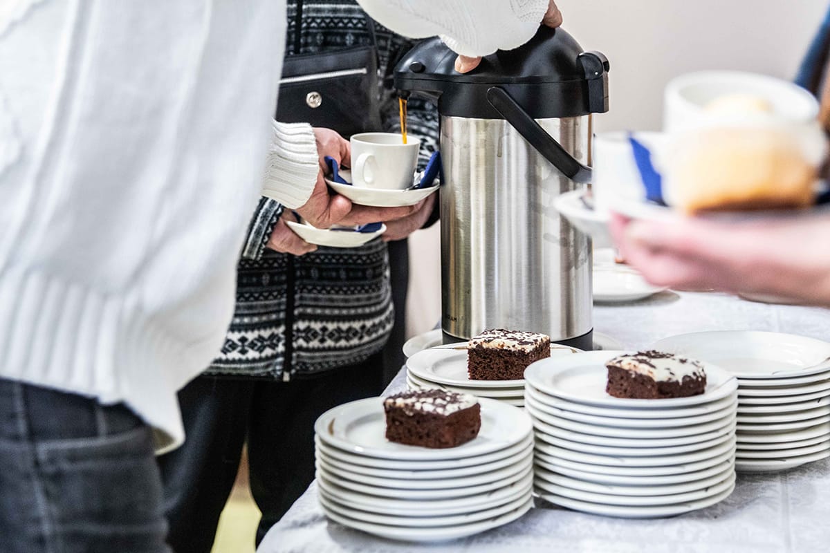 Soppa ja Sutinaa -kerho järjestetään vapaaehtoisvoimin joka toinen tiistai klo 9-13.30 Veitsiluodon kirkon tiloissa. Lounaan ja kahvin saa edullisesti vain viiden euron hintaan.