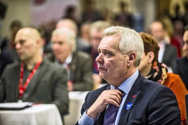 Sdp:n puheenjohtaja Antti Rinne varoitti omiaan keskinäisestä riitelystä ja haukkui entistä kiivaammin hallitusta, kun hän puhui Turussa puoluevaltuuston kokouksessa. Kuva: Lennart Holmberg