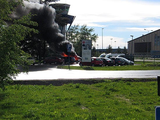 Auto roihahti tuleen Oulunsalossa