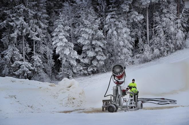 Lumitykit ovat laulaneet Öjbergetin rinteillä koko viikon. Kuva: Jaakko Elenius