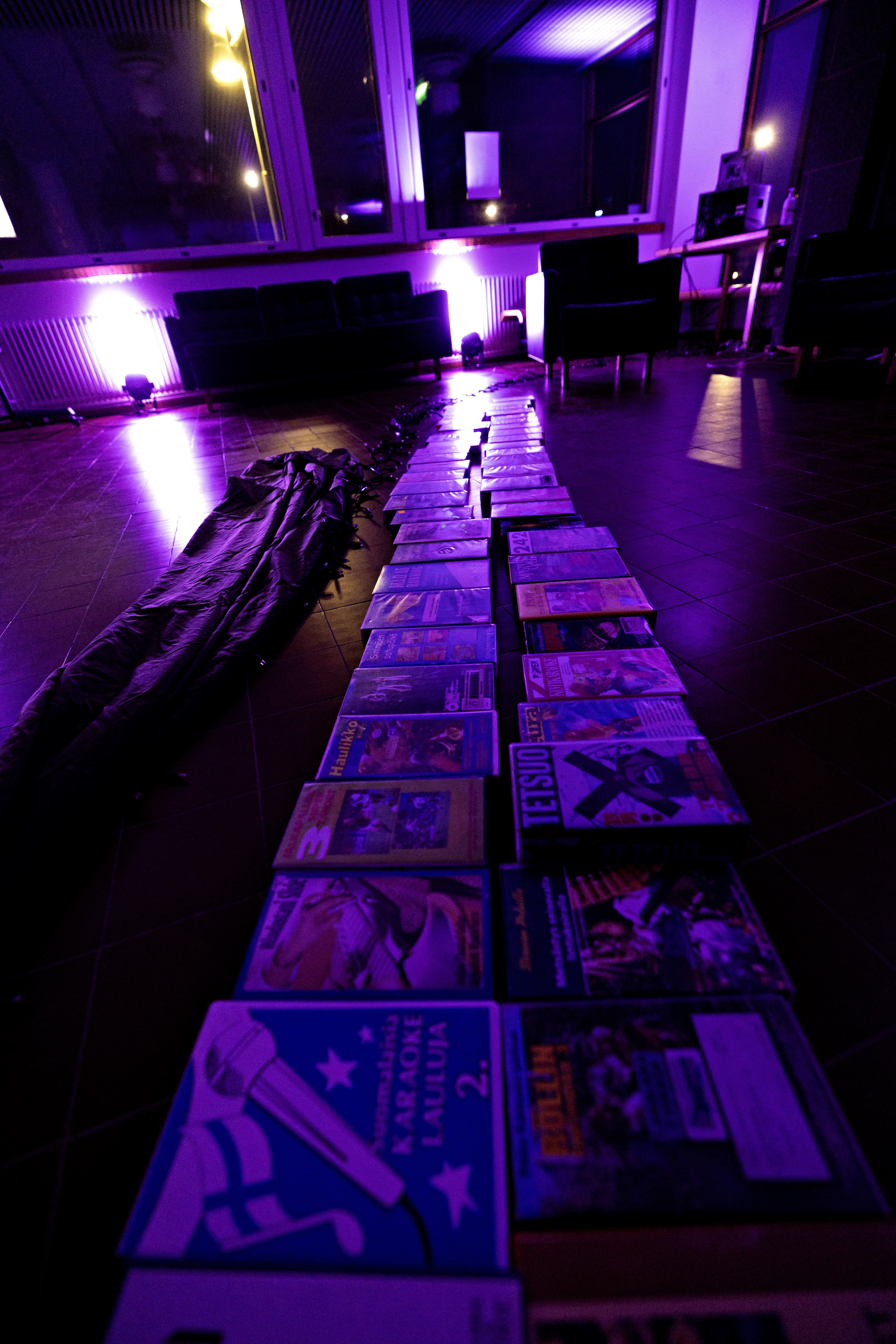 VHS-klubilla on kattava kokoelma videokasetteja.