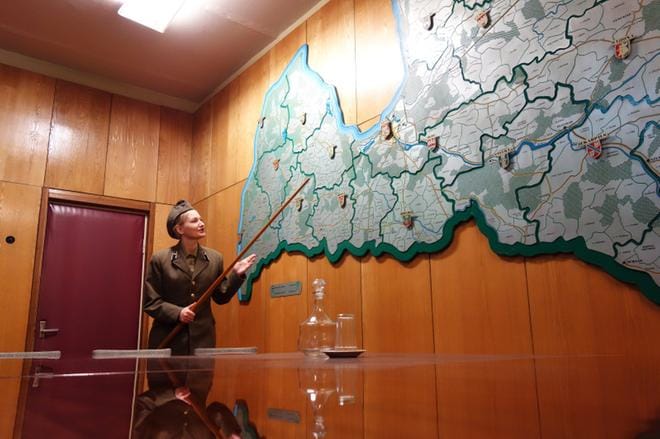 Bunkkerissa on useita karttahuoneita, joissa on hyvinkin yksityiskohtaisia karttoja ja strategisia tietoja Neuvosto-Latviasta. Ydinsodan tullen hallitus olisi voinut johtaa maata bunkkerista käsin. Tähän karttaan on merkitty kaikki kolhoosit. Kuva: Eeva Kollanus