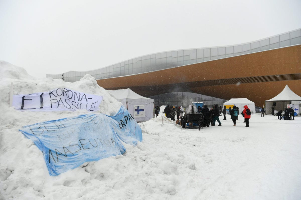 Convoy Finland -mielenosoitus jatkui Helsingin keskustassa sunnuntaina rauhallisena. LEHTIKUVA / ANTTI AIMO-KOIVISTO