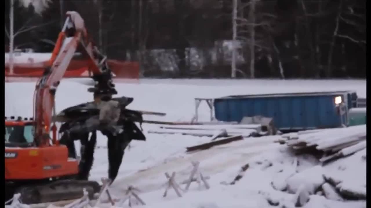Työmaasilta purkautuu Oulaisissa.