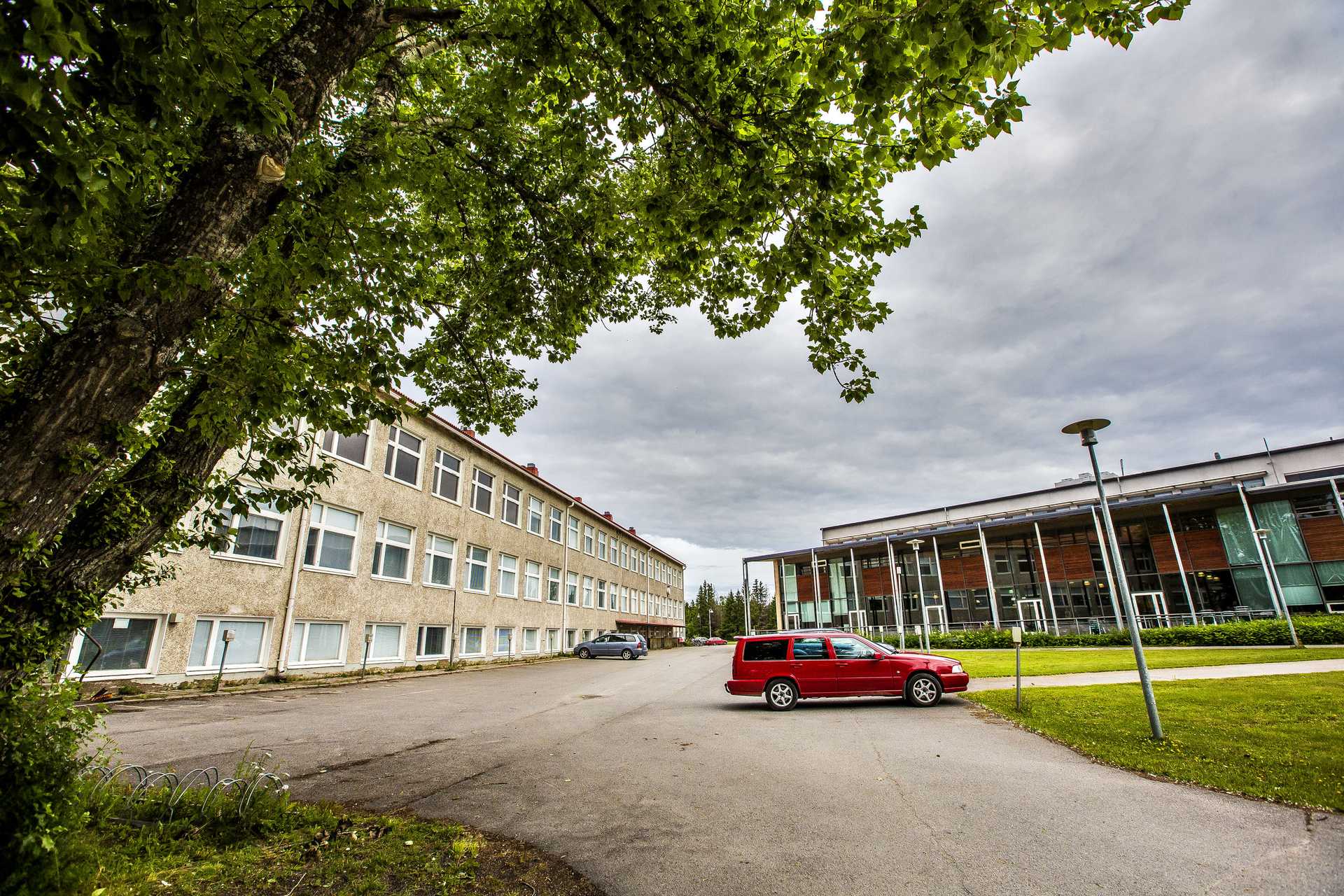 Toimintamallin päämaja, Riihijärven toimisto, sijaitsee Rantakadulla, vanhan Pitkäkarin koulun tiloissa.