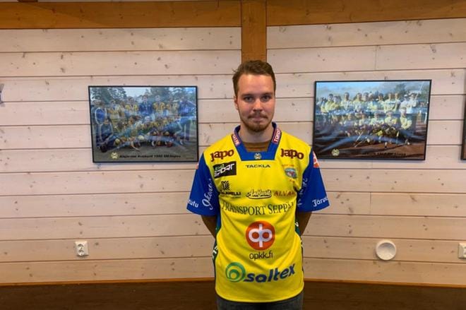 Ykköspesiksessä syöttölautasen äärellä Kitron Stadionilla Alajärvellä häärii kaudella 2021 Ruoveden Pirkkojen kasvatti Pyry Alanen. KUVA: ANKKURIT-TIEDOTUS