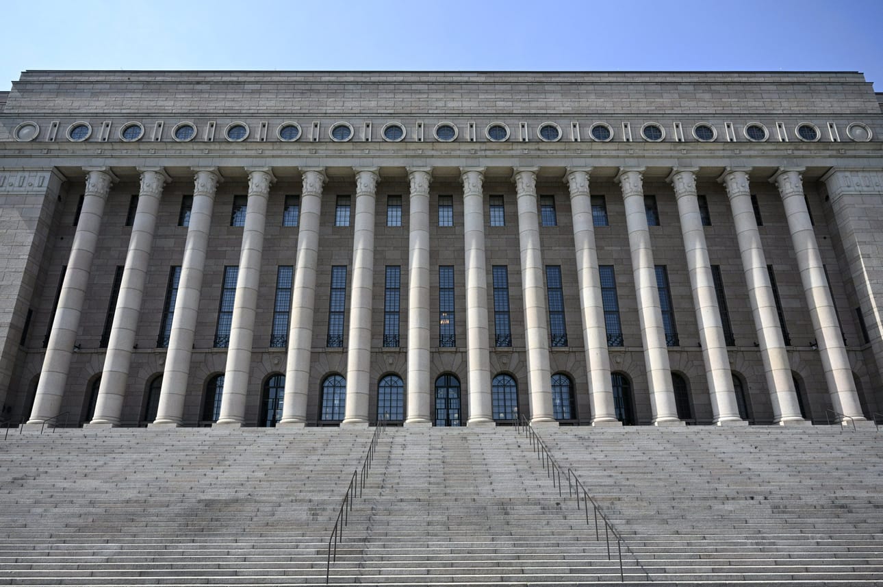 Kansanedustajilla on syksyn aikana edessään monia hankalia aiheita. Käsiteltäväksi on tulossa muun muassa ensi vuoden budjettiesitys, jota hallitus käsittelee tiistaina ja keskiviikkona budjettiriihessä. LEHTIKUVA / Markku Ulander