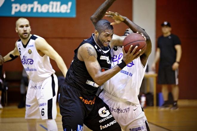 Karhun Devonne Giles etenee korille, ja Kobrien LAwrence Kinnard saa tuoksinassa iskun leukaansa. KUVA: TOMI KOSONEN