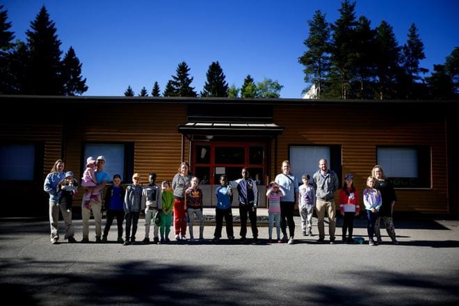 Vanhan Vaasan koulun vanhempainyhdistyksen aktiivit vaativat uuden alakoulun rakentamista nykyisen koulun viereen. He eivät halua viedä lapsiaan pois pienestä koulusta kuudensadan metrin päähän Variskan suurkouluun. KUVAT: JAAKKO ELENIUS