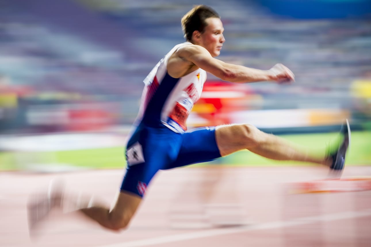 Karsten Warholm vei kultaa aidatulla ratakierroksella.
