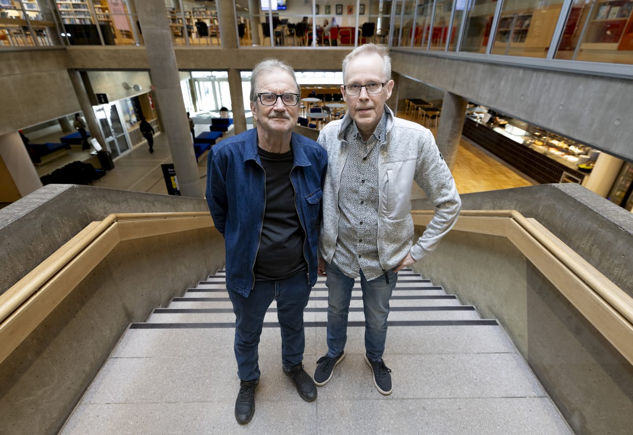 Martti Heikkilä (vas.) ja Jussi Rasinkangas vierailivat hiljattain Oulun keskustakirjasto Saaressa kertomassa kokemuksistaan hittikappaleiden tekijöinä. Kaksikko on tehnyt yhdessä kahdeksan laulua. Rasinkankaan säveltämä ja Heikkilän sanoittama kappale Meidän kissa voitti Salon lastenlaulukilpailun vuonna 1997.