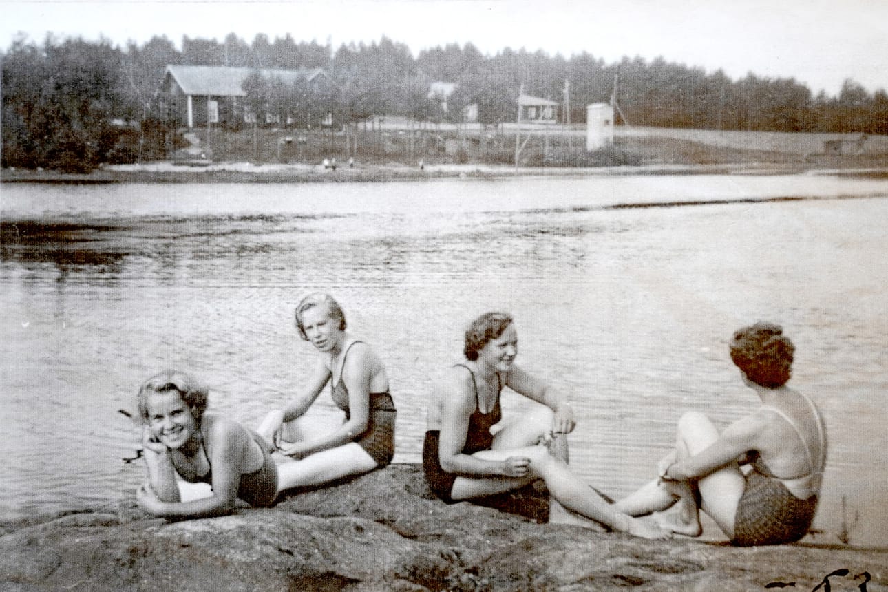 Kylän nuorisoa uimassa, vas. Maija ja Terttu Rantatupa, Elvi Mäkelä ja Airi Luhtala. Vastarannalla Maamiesseurantalo ja kylän ensimmäinen sähkömuuntaja, joka myöhemmin paloi. (Kuvateksti kirjasta).