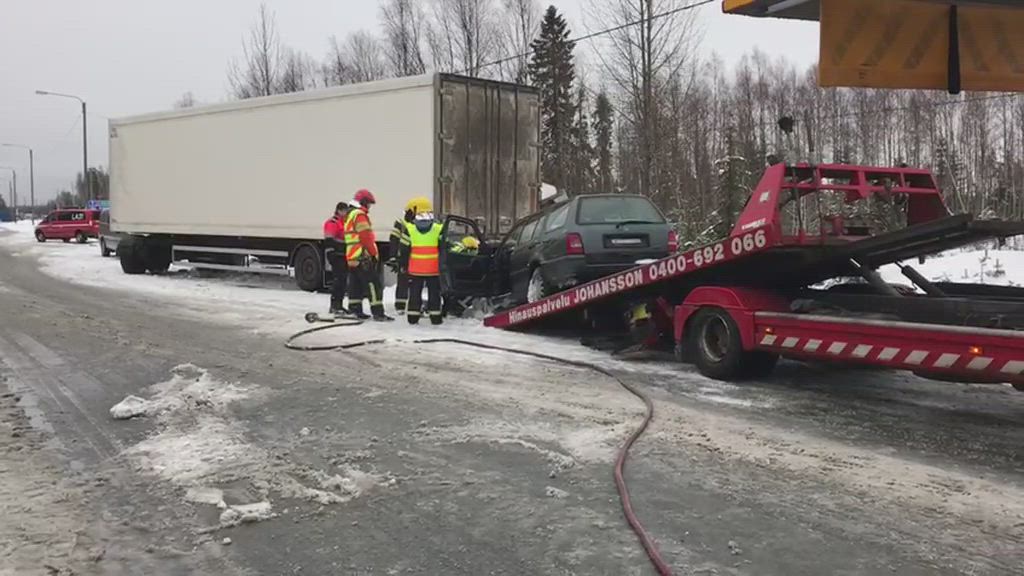 Videolla näkyy Simon onnettomuuspaikan raivausta