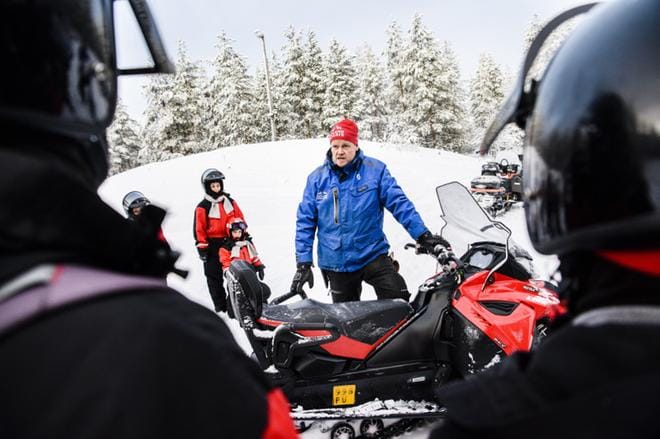 Lapland Safariksen palkkalistoilla on noin 750 ohjelmapalvelutyöntekijää eri puolilla Lappia. Tässä Rovaniemen toimipisteen opas Ismo Pasanen ohjeistaa ulkomaalaisia matkailijoita moottorikelkan käyttöön. KUVA: Jouni Porsanger