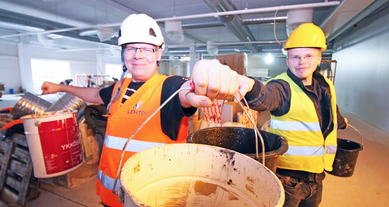 Martti Väisänen ja Riku Laine testaavat saliympäristöä rakennusvaiheen ”laitteilla”. Liikuntakeskus Zemppi on osa isoa monitoimikeskusta, jonka rakennustyöt ovat aikataulussa. Rakennus otetaan virallisesti käyttöön tammikuussa.