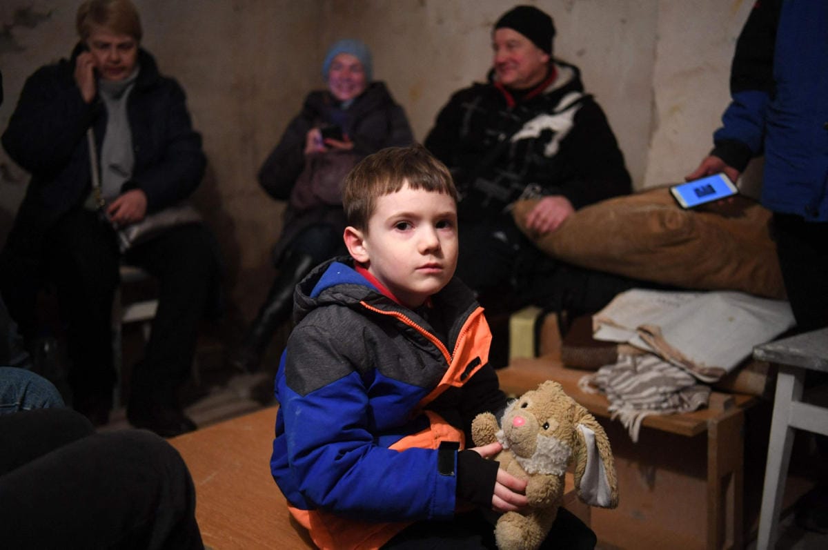 Asukkaita maanalaisessa suojassa Ukrainan Kiovassa 26. helmikuuta. Lehtikuva/AFP